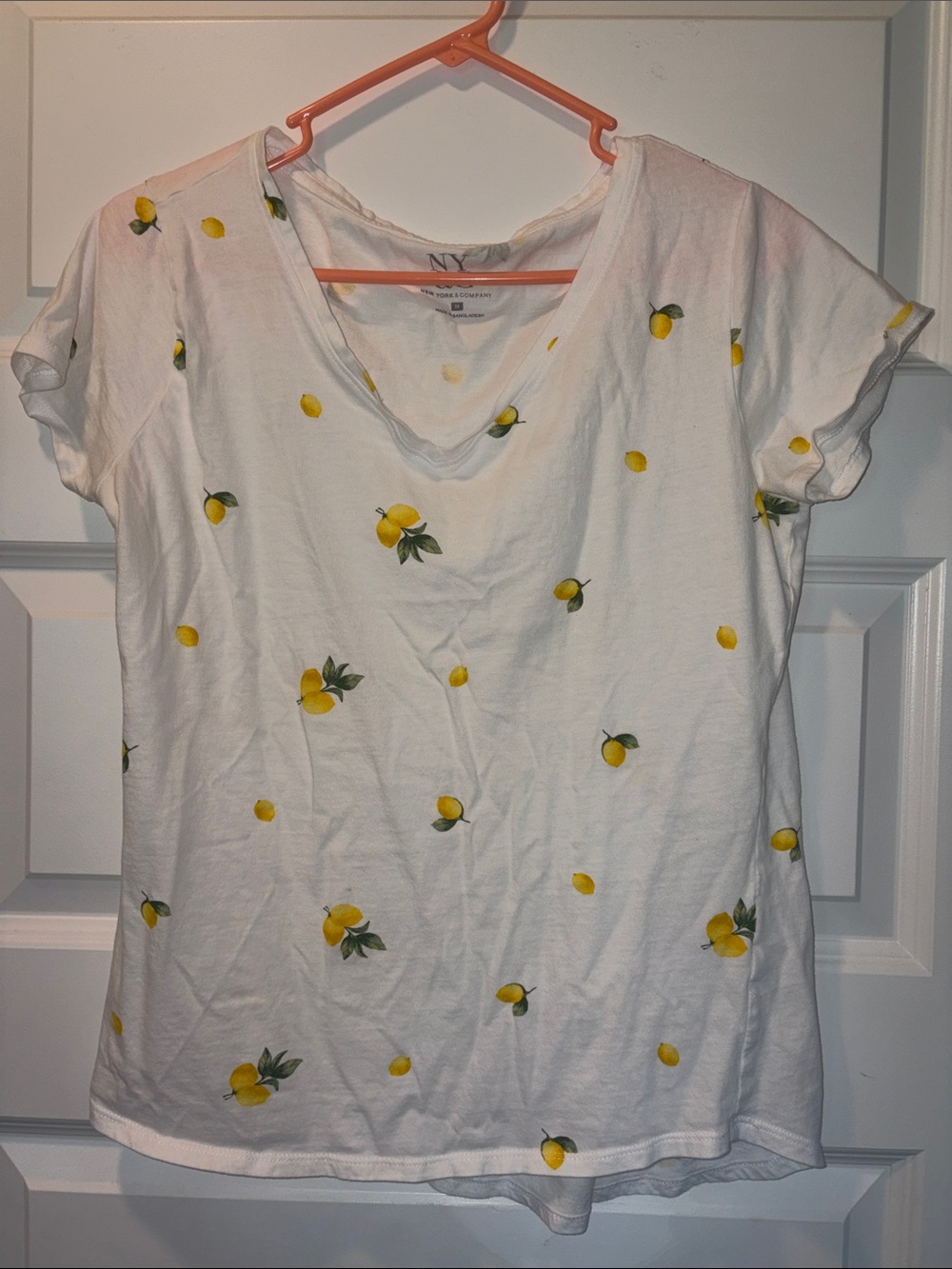 New York & Company White V-Neck Tee with Yellow Lemon Print